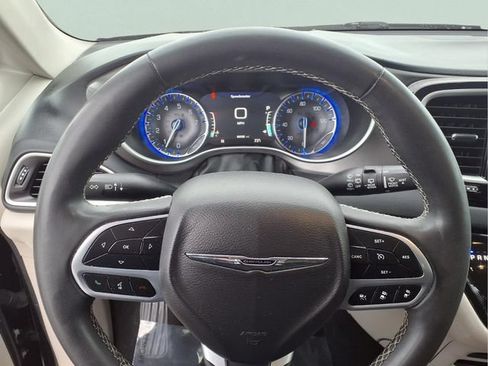 Used 2023 Chrysler Pacifica Touring-L FWD image 13