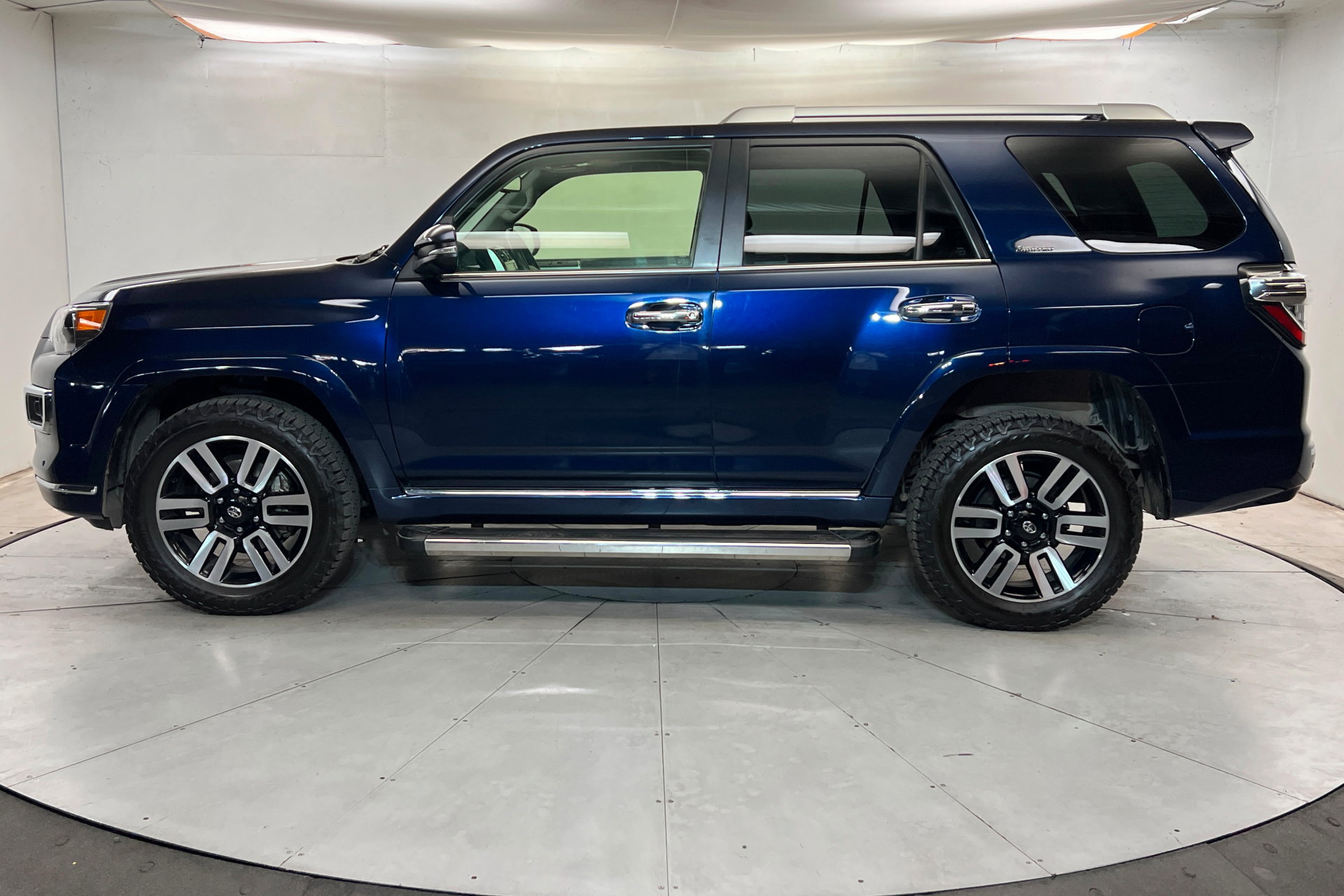 Used 2023 Toyota 4Runner Limited AWD/4WD image 2