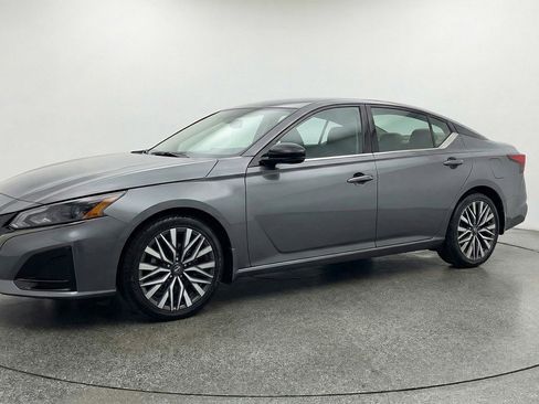 Used 2025 Nissan Altima 2.5 SV image 3
