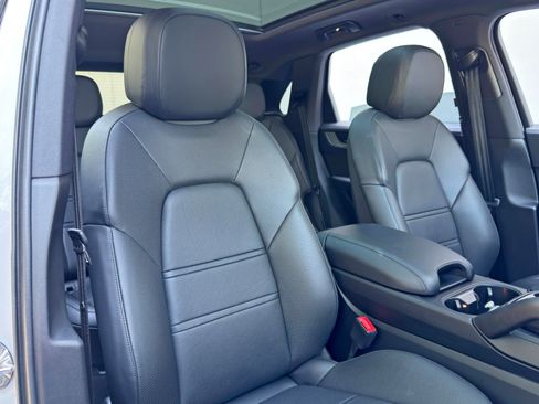 Used 2025 Porsche Cayenne w/ Premium Package Plus AWD/4WD image 40