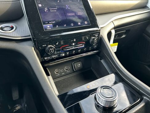 Used 2025 Jeep Grand Cherokee Laredo AWD/4WD image 26