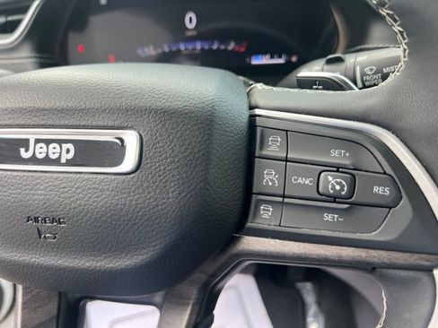 Used 2023 Jeep Grand Cherokee L Limited AWD/4WD image 30