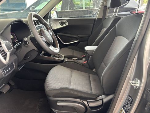 Used 2025 Kia Soul LX w/ LX Technology Package FWD image 25