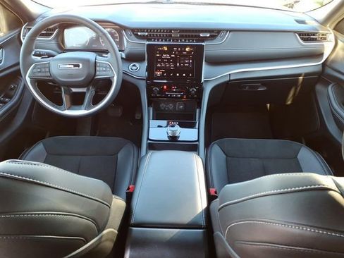 Used 2025 Jeep Grand Cherokee Altitude image 25