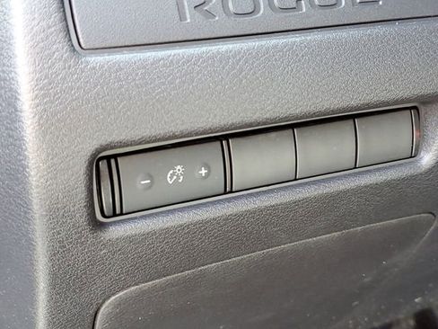 Used 2022 Nissan Rogue S image 18