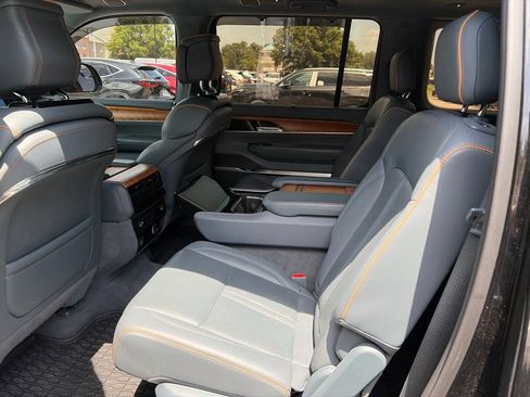 Used 2022 Jeep Grand Wagoneer Series II w/ Premium Group II AWD/4WD image 6