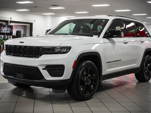 Used 2023 Jeep Grand Cherokee Altitude image 3