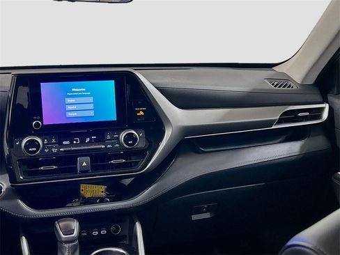 Used 2023 Toyota Highlander L image 21