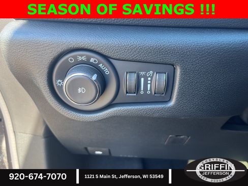 Used 2025 Chrysler Pacifica Select image 16