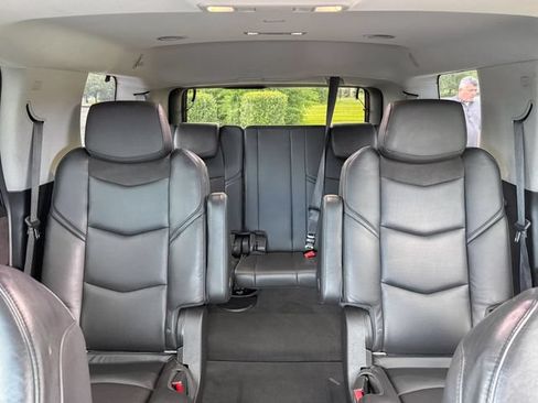 Used 2018 Cadillac Escalade Luxury RWD image 19