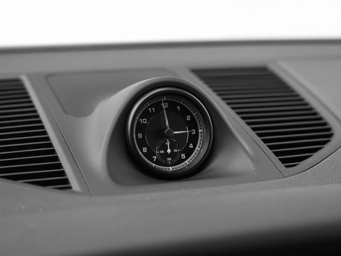 Certified 2024 Porsche Macan image 35