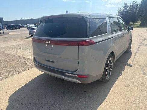 Used 2024 Kia Carnival EX FWD image 11