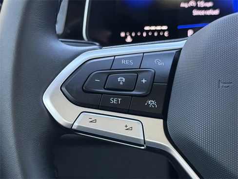 Certified 2025 Volkswagen Jetta SE image 11