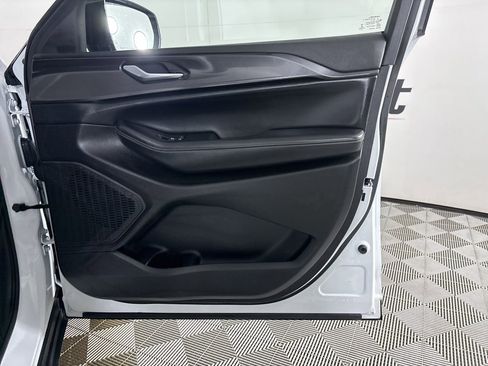 Used 2023 Jeep Grand Cherokee L Laredo image 30