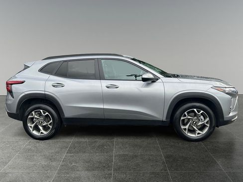 Used 2025 Chevrolet Trax LT w/ LT Convenience Package image 8