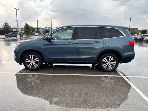 Used 2017 Honda Pilot EX image 2