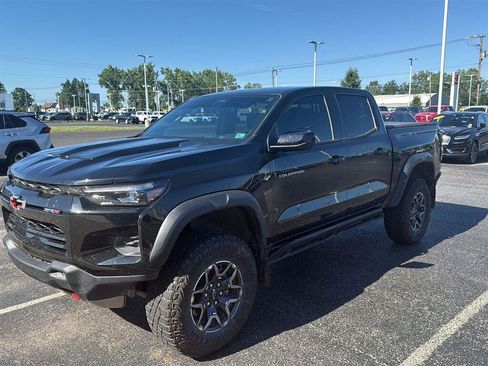 Used 2025 Chevrolet Colorado ZR2 w/ Technology Package AWD/4WD image 4