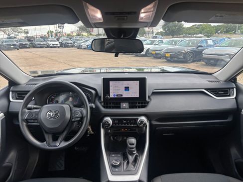 Used 2025 Toyota RAV4 LE AWD/4WD image 32