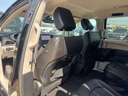 Used 2024 Chrysler Pacifica Touring-L FWD image 6