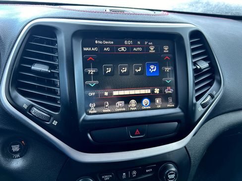 Used 2017 Jeep Cherokee Trailhawk w/ Comfort/Convenience Group image 10