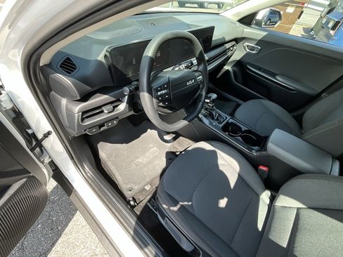 Used 2025 Kia K4 LXS image 11