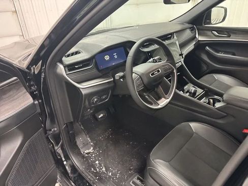 Used 2026 Jeep Grand Cherokee Altitude AWD/4WD image 9