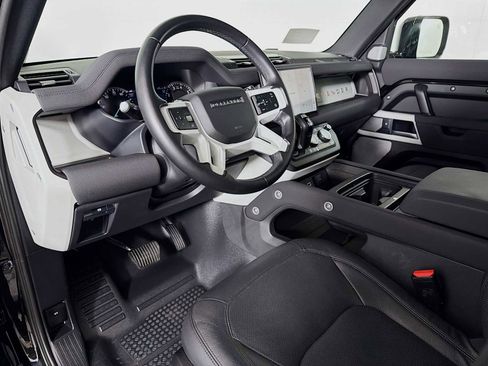 Used 2023 Land Rover Defender 130 SE image 9