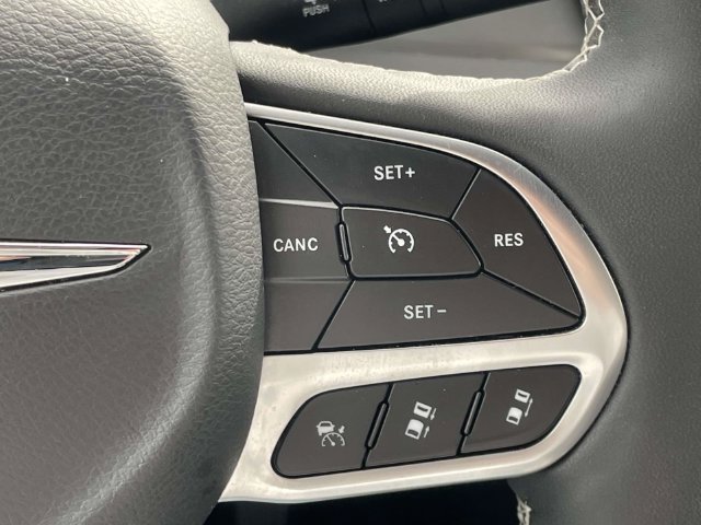 Used 2025 Chrysler Pacifica Select FWD image 23
