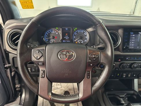 Used 2019 Toyota Tacoma TRD Sport AWD/4WD image 29