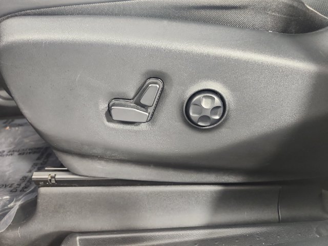 Used 2025 Chrysler Pacifica Limited FWD image 22