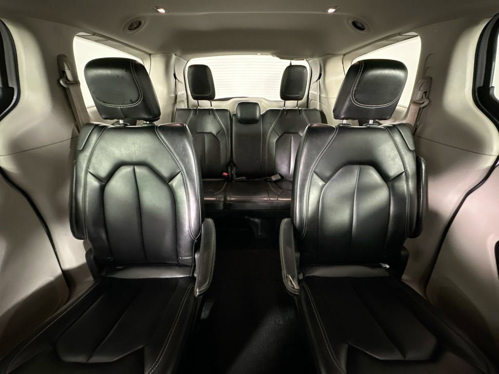 Used 2023 Chrysler Pacifica Touring-L FWD image 13