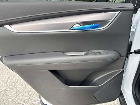 New 2026 Cadillac XT5 Luxury image 12