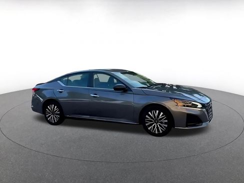 Used 2025 Nissan Altima 2.5 SV FWD image 2