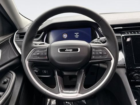 Used 2023 Jeep Grand Cherokee Laredo image 12