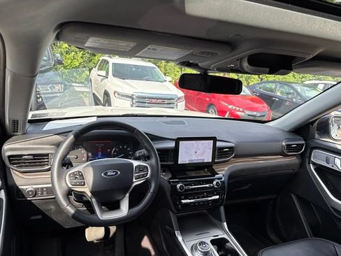 Used 2021 Ford Explorer Limited w/ Equipment Group 301A AWD/4WD image 11