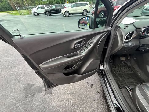 Used 2019 Chevrolet Trax LT w/ LT Convenience Package image 10