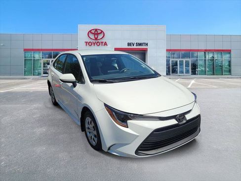 Certified 2025 Toyota Corolla LE FWD image 1