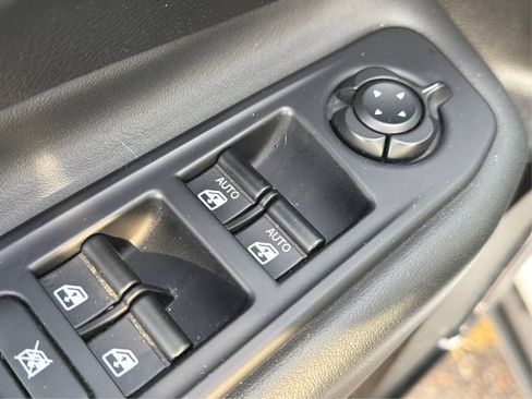 Used 2018 Jeep Renegade Altitude image 31