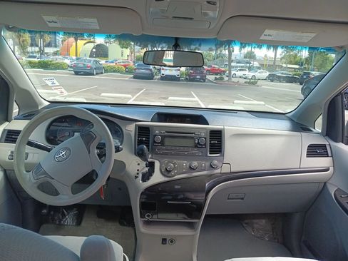 Used 2012 Toyota Sienna LE FWD image 15