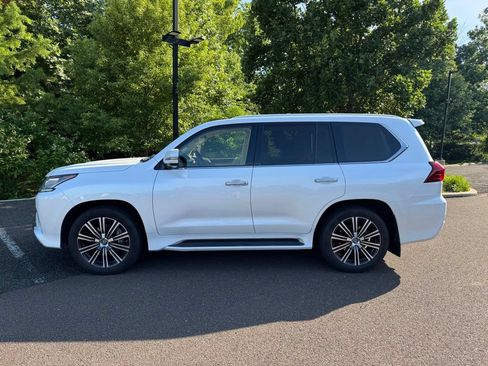Used 2021 Lexus LX 570 4WD w/ Luxury Package image 2