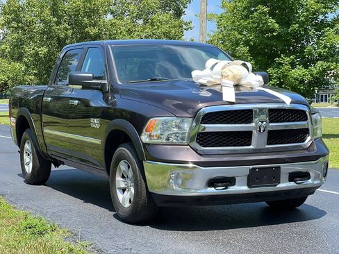 Used 2017 RAM 1500 Classic SLT w/ Luxury Group AWD/4WD image 3