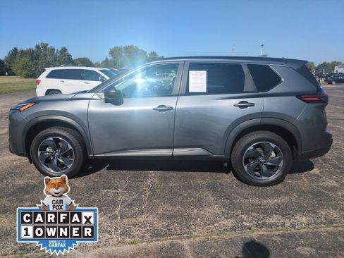 Used 2024 Nissan Rogue SV image 2