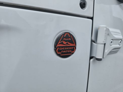 Used 2024 Jeep Gladiator Mojave w/ Technology Group image 12