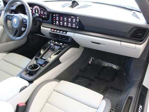 Certified 2025 Porsche 911 Carrera GTS RWD image 33