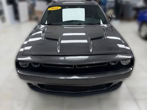 Used 2016 Dodge Challenger SXT image 2