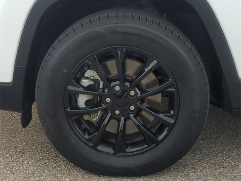 Used 2023 Jeep Cherokee Altitude Lux image 10