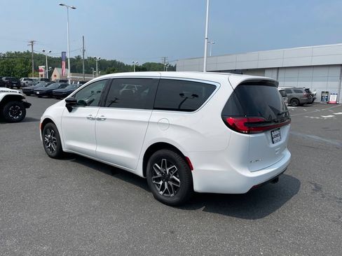 New 2027 Chrysler Pacifica Limited w/ Trailer Tow Group AWD/4WD image 4