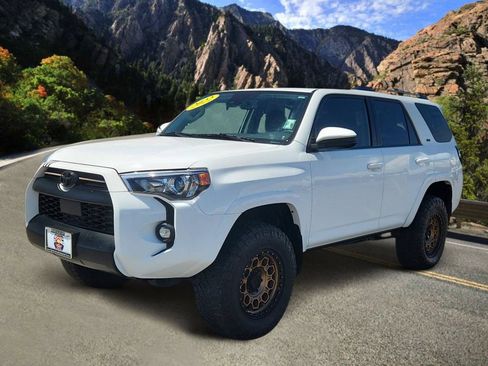 Used 2022 Toyota 4Runner SR5 AWD/4WD image 5