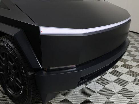 Used 2024 Tesla Cybertruck AWD Crew Cab image 44