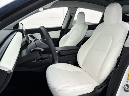 Used 2021 Tesla Model Y Long Range image 18